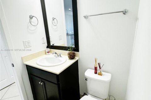 House in Hialeah, Florida 3 bedrooms, 188.13 sq.m. № 2053043 - photo 23