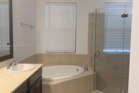 House in Hialeah, Florida 3 bedrooms, 188.13 sq.m. № 2053043 - photo 21