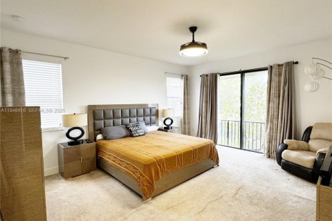 House in Hialeah, Florida 3 bedrooms, 188.13 sq.m. № 2053043 - photo 29