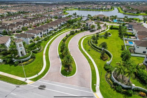 House in Hialeah, Florida 3 bedrooms, 188.13 sq.m. № 2053043 - photo 8