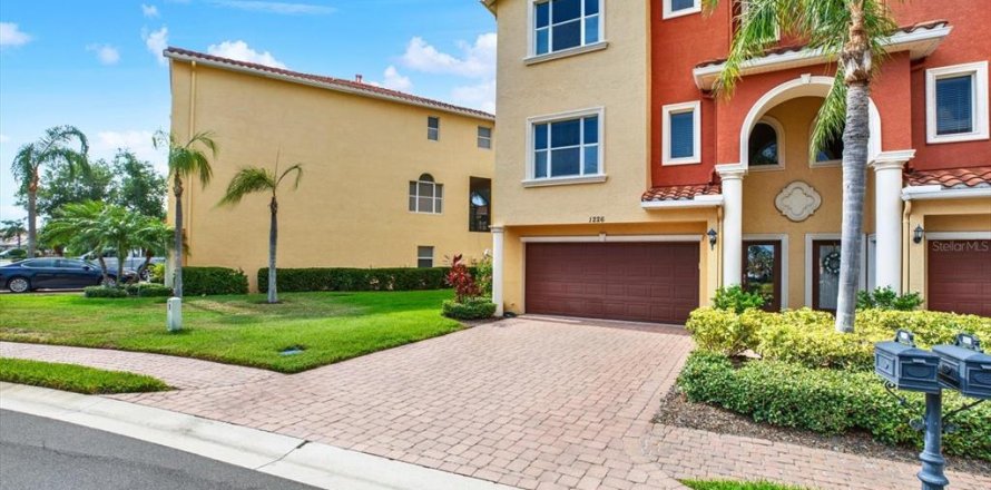 Townhouse in Palmetto, Florida 4 bedrooms, 264.59 sq.m. № 2217130