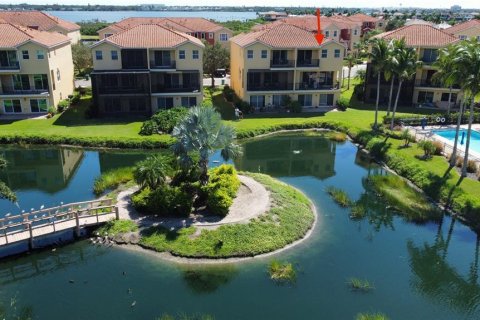 Townhouse in Palmetto, Florida 4 bedrooms, 264.59 sq.m. № 2217130 - photo 3