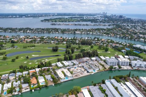 Condo in Miami Beach, Florida, 1 bedroom  № 2001679 - photo 29