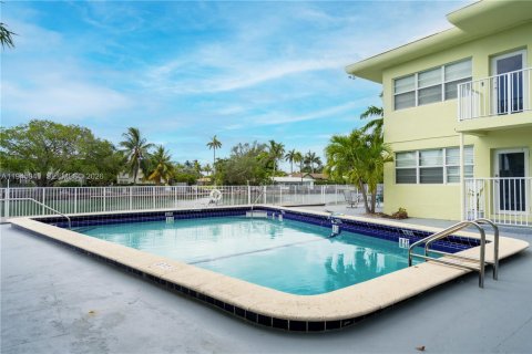 Condo in Miami Beach, Florida, 1 bedroom  № 2001679 - photo 18