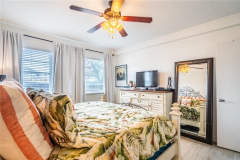 Condo in Miami Beach, Florida, 1 bedroom  № 2001679 - photo 13