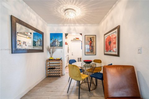 Condo in Miami Beach, Florida, 1 bedroom  № 2001679 - photo 7