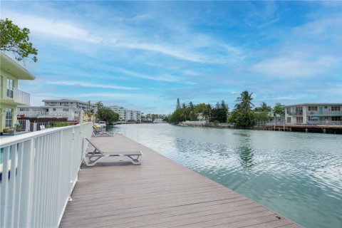 Condo in Miami Beach, Florida, 1 bedroom  № 2001679 - photo 2