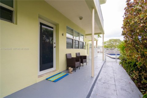 Condo in Miami Beach, Florida, 1 bedroom  № 2001679 - photo 3