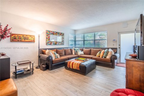 Condo in Miami Beach, Florida, 1 bedroom  № 2001679 - photo 17