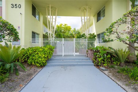 Condo in Miami Beach, Florida, 1 bedroom  № 2001679 - photo 24