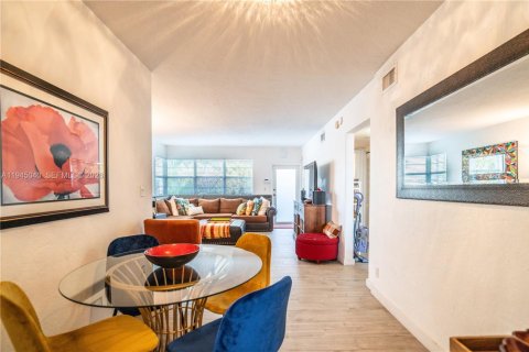 Condo in Miami Beach, Florida, 1 bedroom  № 2001679 - photo 10