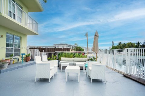 Condo in Miami Beach, Florida, 1 bedroom  № 2001679 - photo 20