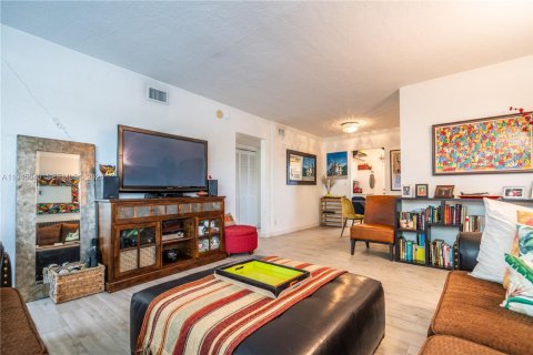 Condo in Miami Beach, Florida, 1 bedroom  № 2001679 - photo 6