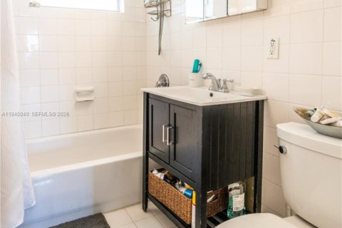 Condo in Miami Beach, Florida, 1 bedroom  № 2001679 - photo 16