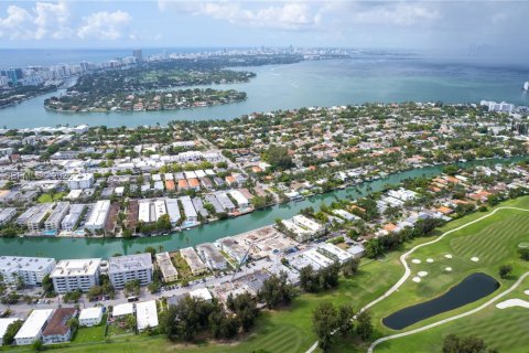Condo in Miami Beach, Florida, 1 bedroom  № 2001679 - photo 28