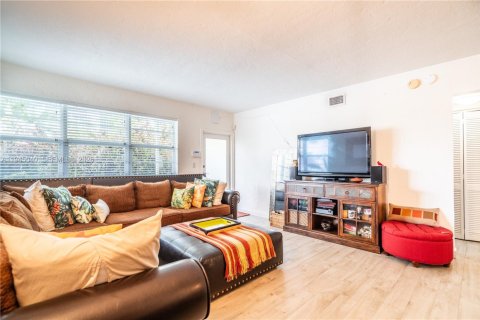 Condo in Miami Beach, Florida, 1 bedroom  № 2001679 - photo 4