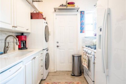 Condo in Miami Beach, Florida, 1 bedroom  № 2001679 - photo 8