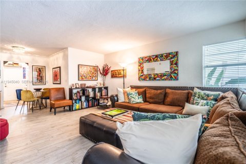 Condo in Miami Beach, Florida, 1 bedroom  № 2001679 - photo 5