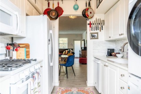 Condo in Miami Beach, Florida, 1 bedroom  № 2001679 - photo 9