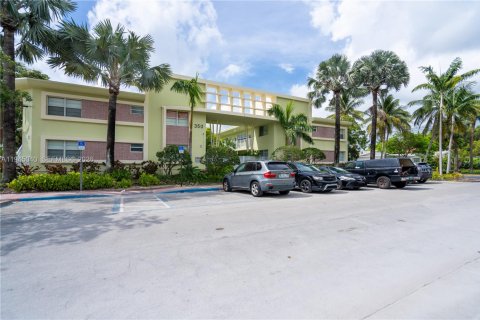 Condo in Miami Beach, Florida, 1 bedroom  № 2001679 - photo 23