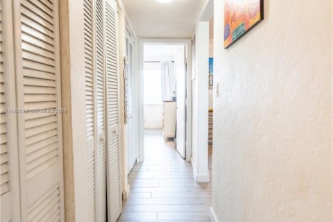 Condo in Miami Beach, Florida, 1 bedroom  № 2001679 - photo 11