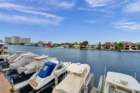 Condo in Hallandale Beach, Florida, 2 bedrooms  № 1226767 - photo 1