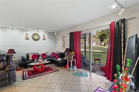 Купить кондоминиум в Пемброк-Пайнс, Флорида 2 спальни, 135.54м2, № 2154343 - фото 16