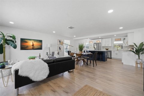 Casa en venta en Saint Petersburg, Florida, 4 dormitorios, 185.43 m2 № 1679748 - foto 5