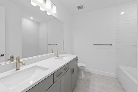 House in Bradenton, Florida 3 bedrooms, 258.08 sq.m. № 2152375 - photo 10