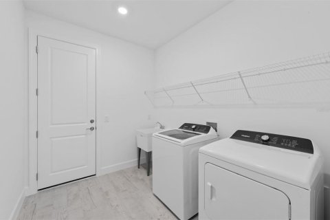 House in Bradenton, Florida 3 bedrooms, 258.08 sq.m. № 2152375 - photo 27