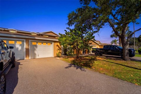 Townhouse in Indian Rocks Beach, Florida 2 bedrooms, 111.48 sq.m. № 2098405 - photo 2