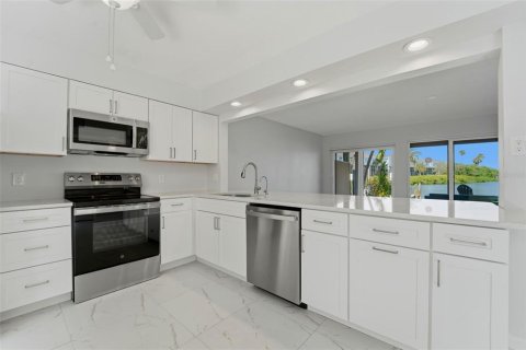 Townhouse in Indian Rocks Beach, Florida 2 bedrooms, 111.48 sq.m. № 2098405 - photo 7