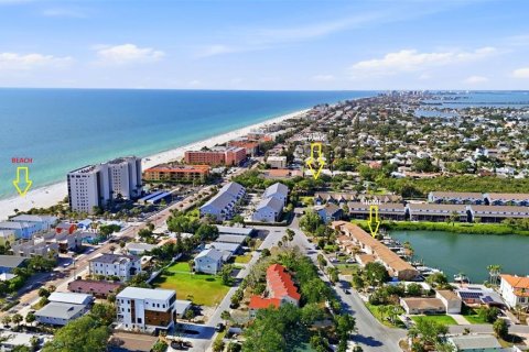Townhouse in Indian Rocks Beach, Florida 2 bedrooms, 111.48 sq.m. № 2098405