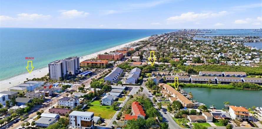 Townhouse in Indian Rocks Beach, Florida 2 bedrooms, 111.48 sq.m. № 2098405