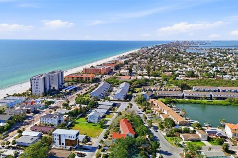 Townhouse in Indian Rocks Beach, Florida 2 bedrooms, 111.48 sq.m. № 2098405 - photo 5