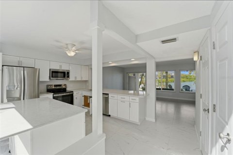 Townhouse in Indian Rocks Beach, Florida 2 bedrooms, 111.48 sq.m. № 2098405 - photo 10
