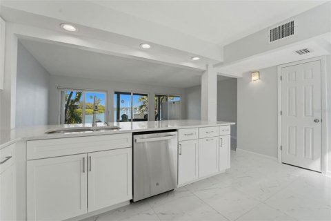 Townhouse in Indian Rocks Beach, Florida 2 bedrooms, 111.48 sq.m. № 2098405 - photo 9