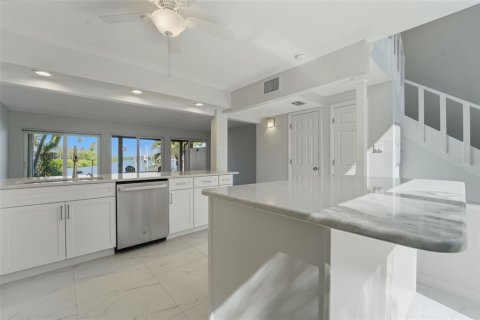 Townhouse in Indian Rocks Beach, Florida 2 bedrooms, 111.48 sq.m. № 2098405 - photo 11