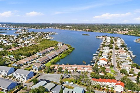 Townhouse in Indian Rocks Beach, Florida 2 bedrooms, 111.48 sq.m. № 2098405 - photo 3