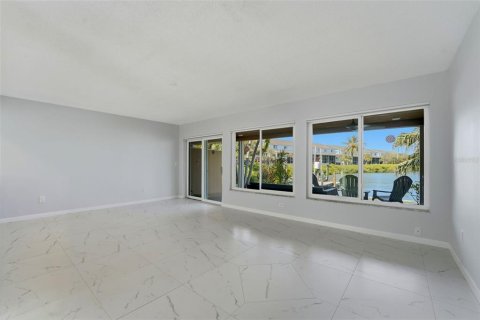 Townhouse in Indian Rocks Beach, Florida 2 bedrooms, 111.48 sq.m. № 2098405 - photo 14