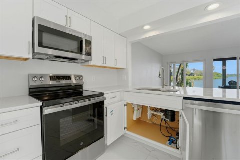 Townhouse in Indian Rocks Beach, Florida 2 bedrooms, 111.48 sq.m. № 2098405 - photo 8