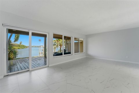 Townhouse in Indian Rocks Beach, Florida 2 bedrooms, 111.48 sq.m. № 2098405 - photo 13