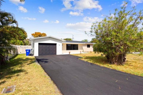 House in Pompano Beach, Florida 3 bedrooms № 2030258 - photo 3