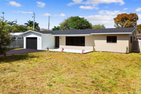 House in Pompano Beach, Florida 3 bedrooms № 2030258 - photo 2