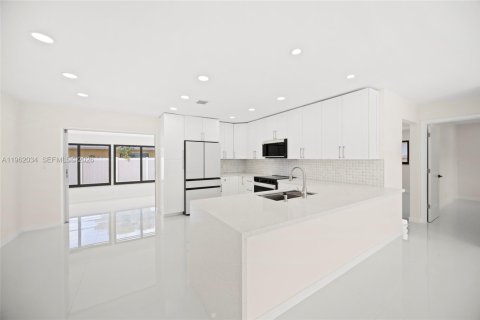 House in Pompano Beach, Florida 3 bedrooms № 2030258 - photo 12