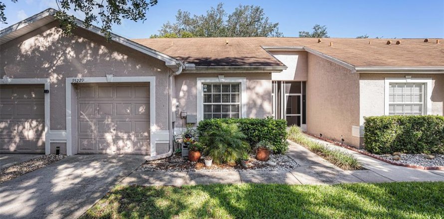 House in Zephyrhills, Florida 2 bedrooms, 109.62 sq.m. № 1745141