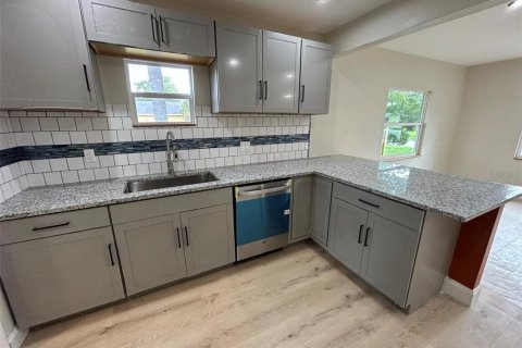 Villa ou maison à louer à Saint Petersburg, Floride: 5 chambres, 107.21 m2 № 1914020 - photo 5