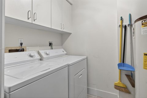 Снять в аренду кондоминиум в Дорал, Флорида 2 спальни, 104.98м2, № 2080607 - фото 10