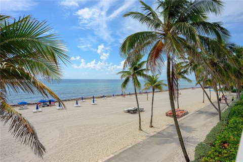 Copropriété à louer à Hollywood, Floride: 1 chambre, 91.04 m2 № 1890560 - photo 21