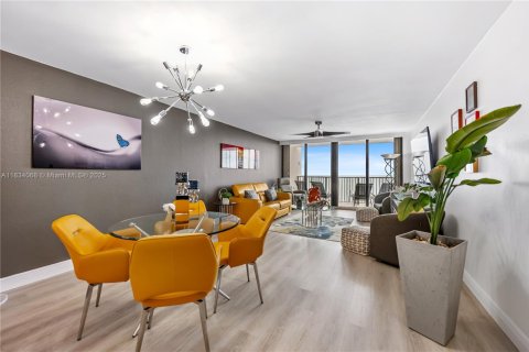 Copropriété à louer à Hollywood, Floride: 1 chambre, 91.04 m2 № 1890560 - photo 1